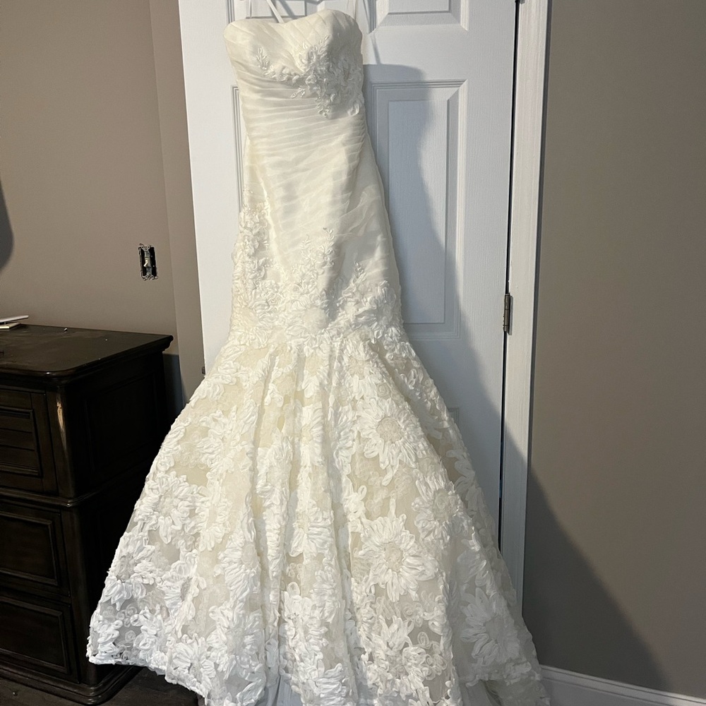 Elegant Strapless Lace Wedding Dress